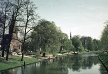 857601 Gezicht op de Stadsbuitengracht te Utrecht, vanaf de Bartholomeïbrug, met links het Pelmolenplantsoen en de ...